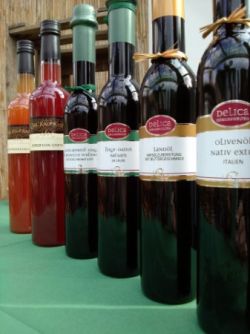 Essig und Öl in Flaschen